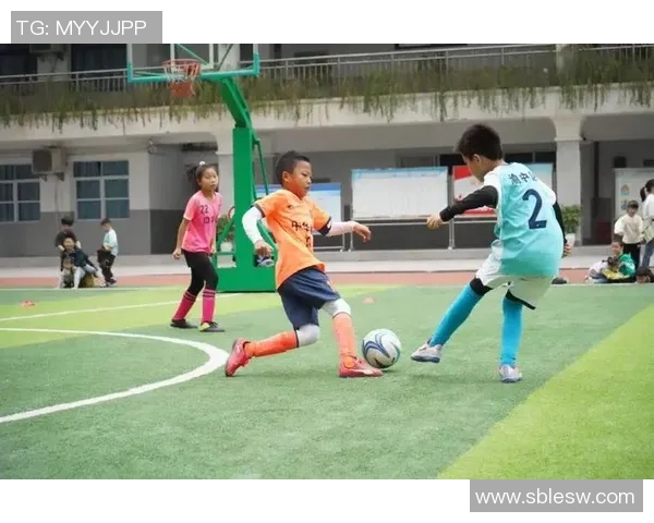 小孩练足球的多重好处促进身心发展与团队合作能力提升