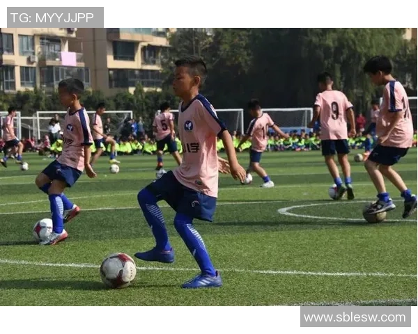 校园足球与艺术的完美结合让我们一起描绘青春的绿色梦想